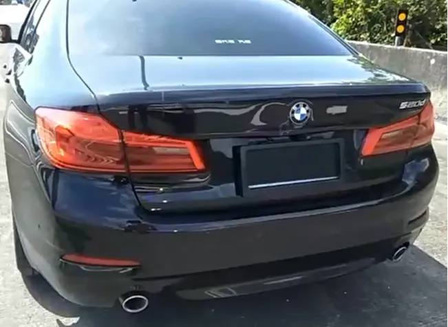 BMW車主使用「遮蔽號牌裝置」意圖規避遭罰,結果反遭國道警攔下。翻攝自記者爆料網