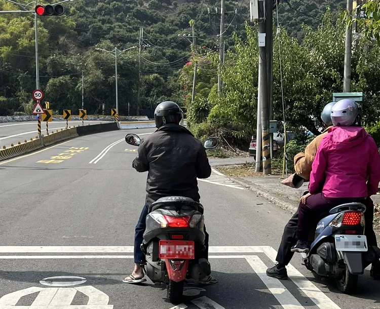 一名阿伯偷掛車牌，被網友當場抓包。翻攝《路上觀察學院》社團