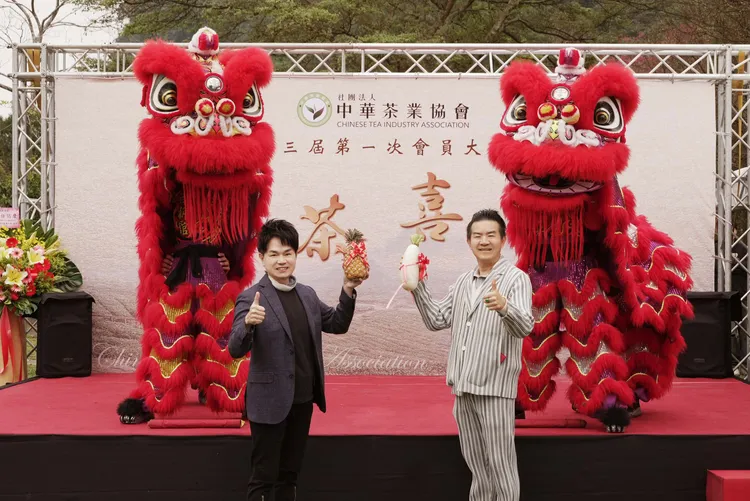 李明洋（左）與第二屆理事長劉震華開心合影。安吉莉傳播提供