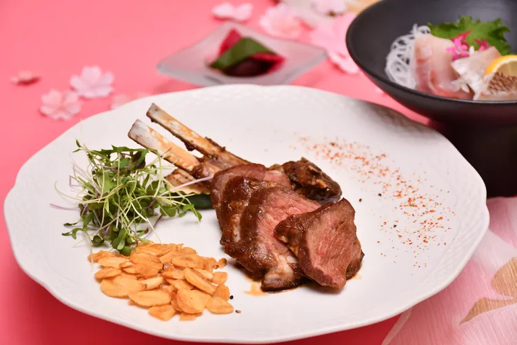 春日綻放的櫻花，不僅點綴了大地，更為涵碧樓九重花間日本餐廳的餐桌增添了一份雅致。業者提供