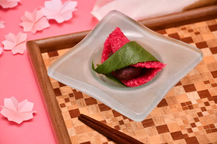 包著甜蜜豆沙餡的櫻餅每一口都是美味與驚喜的結合。業者提供