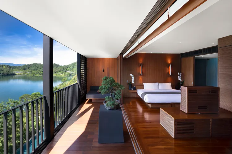 涵碧樓湖景套房可全面擁抱日月潭180度美麗的湖景。業者提供