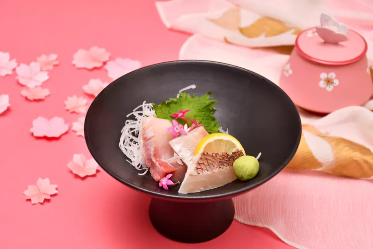 九重花間日本餐廳推出華麗新鮮的三點盛合生魚片充滿春天的美味。業者提供