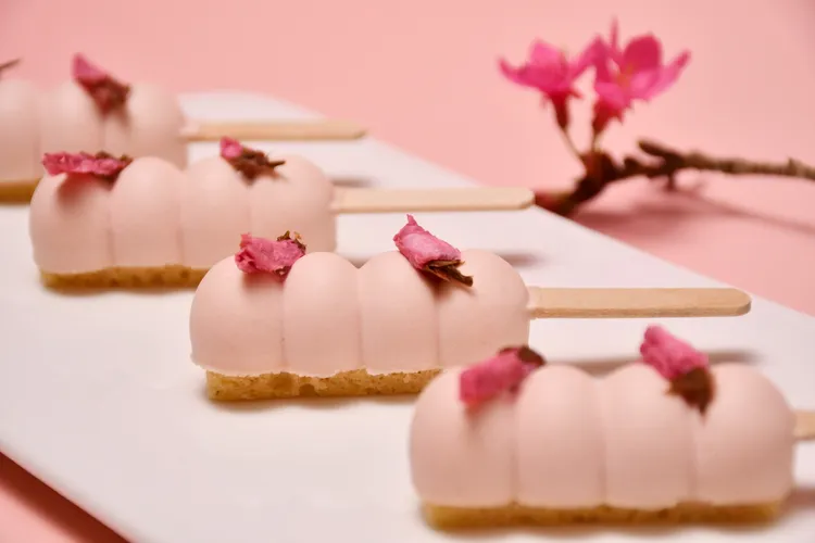 櫻花凍糕以柔美的櫻花做裝飾，讓每一口都是清新的驚喜。業者提供