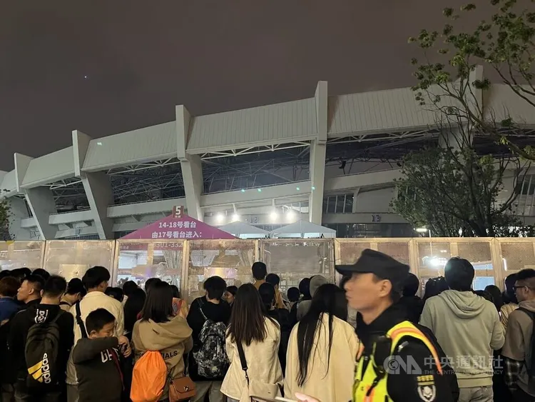 Apple Music中國2023年度榜100首播放次數最多歌曲，周杰倫歌曲橫掃榜單，計有55首歌曲名列榜上。圖為周杰倫在2023年10月13日在上海體育場舉行演唱會的場外人潮。中央社