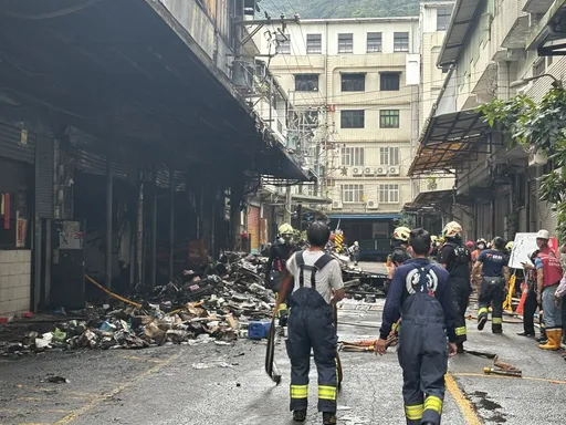 深坑鋰電池火災！第一線消防員頭暈想吐　「很久沒有打過這麼久的火」