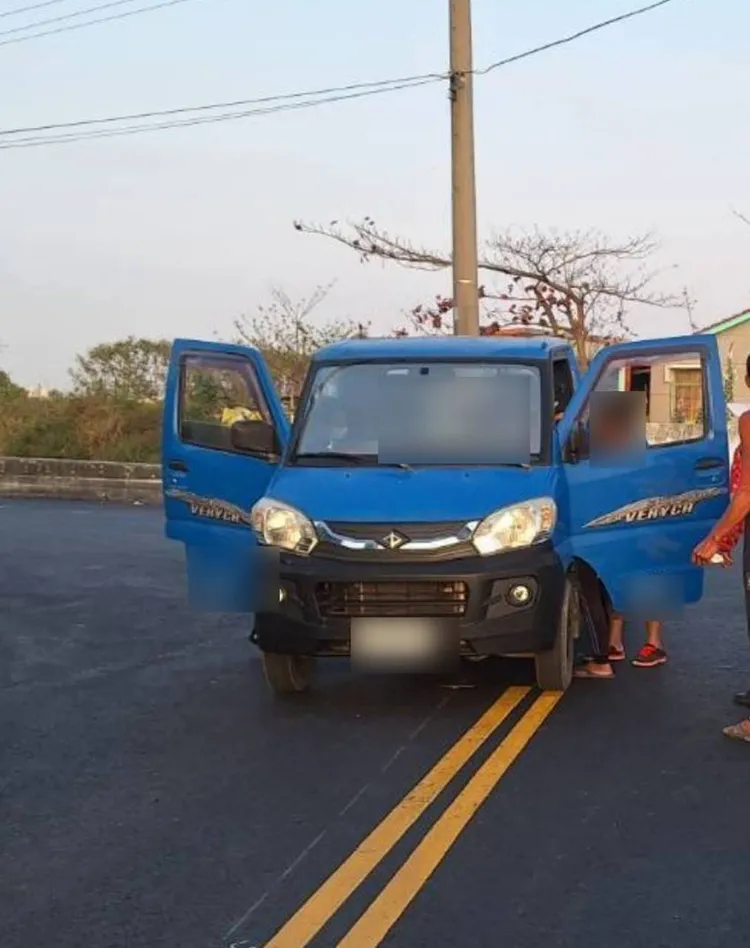 警方到場發現前里長倒臥駕駛座，意識模糊。讀者提供