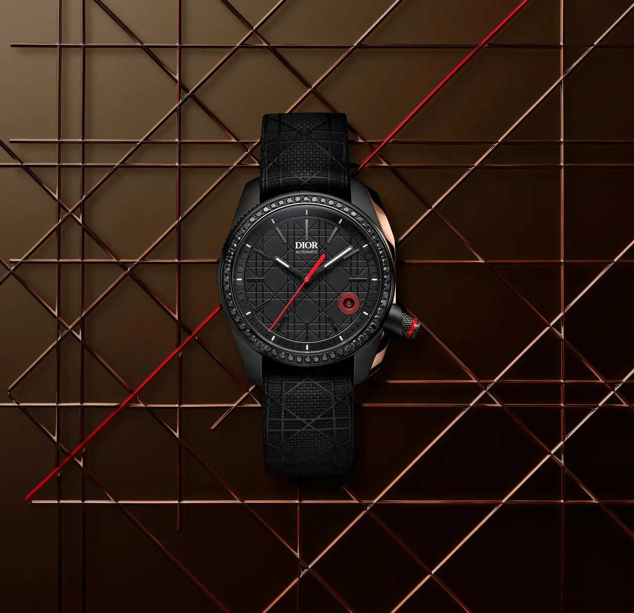 DIOR Chiffre Rouge 38mm自動上鍊腕錶，鍍DLC精鋼錶殼，黑色籐格紋圖騰錶面，黑色橡膠錶帶綴飾大型籐格紋錶帶，CD.002自動上鍊機芯，防水深度100米，25萬6000元。品牌提供