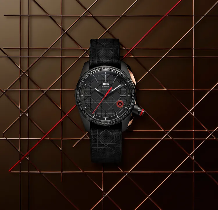 DIOR Chiffre Rouge 38mm自動上鍊腕錶，鍍DLC精鋼錶殼，黑色籐格紋圖騰錶面，黑色橡膠錶帶綴飾大型籐格紋錶帶，CD.002自動上鍊機芯，防水深度100米，25萬6000元。品牌提供
