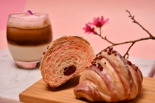 涵碧樓賞櫻享春天浪漫景色 櫻花拿鐵配玫瑰荔枝可頌