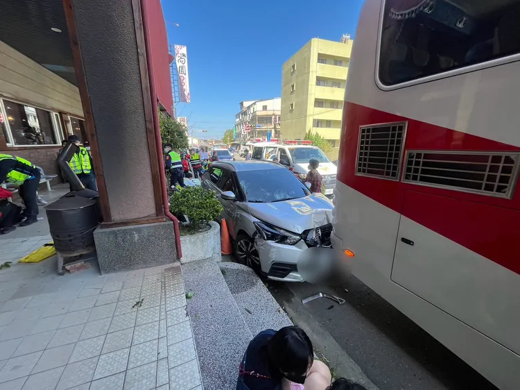 自小客車撞上遊覽車，造成6人受傷。民眾提供