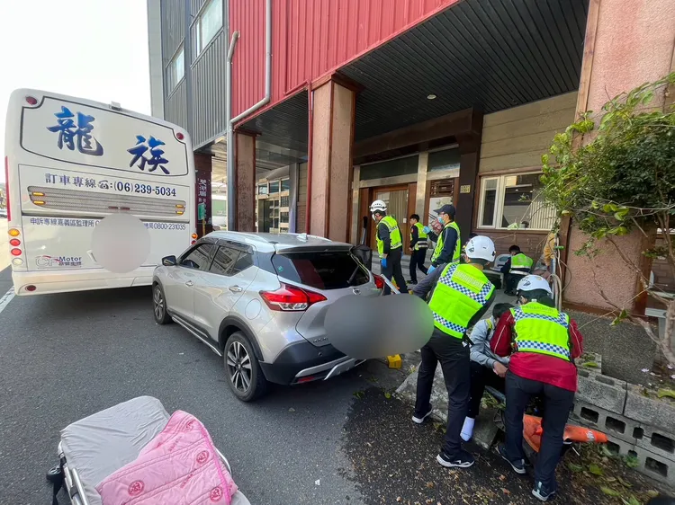 救護人員將傷者送醫。民眾提供