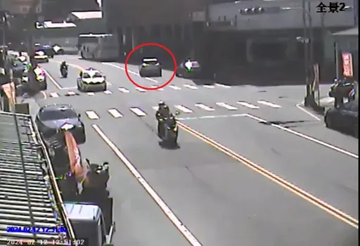 詭異路徑曝光！苗栗轎車衝撞路邊遊覽車　6鐵道迷受傷送醫