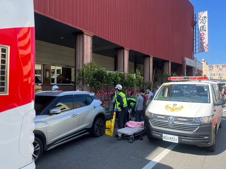 6名傷者是鐵道迷，準備搭接駁遊覽車前往勝興車站。民眾提供