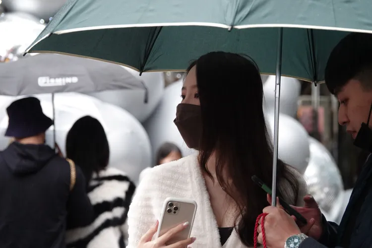 今天下午鋒面通過，北部地區轉為有雨天氣，東半部雨勢增加，花東沿海地區甚至有較大雨勢。資料照片