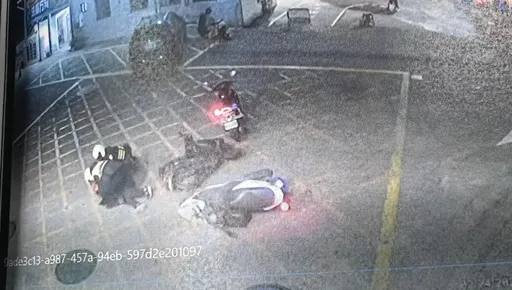玩命關頭機車版!毒蟲逆向飛車逃17公里 闖紅燈、撞警車害無辜騎士受傷