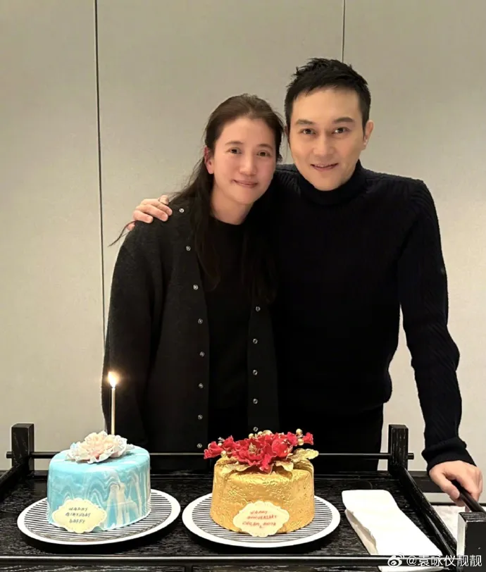 張智霖8日與袁詠儀一起歡度結婚紀念日，染回黑髮的他立馬回春。翻攝袁詠儀微博