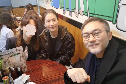 52歲張智霖鬍子鬢邊都白了！一下子就老了滄桑帶袁詠儀用餐