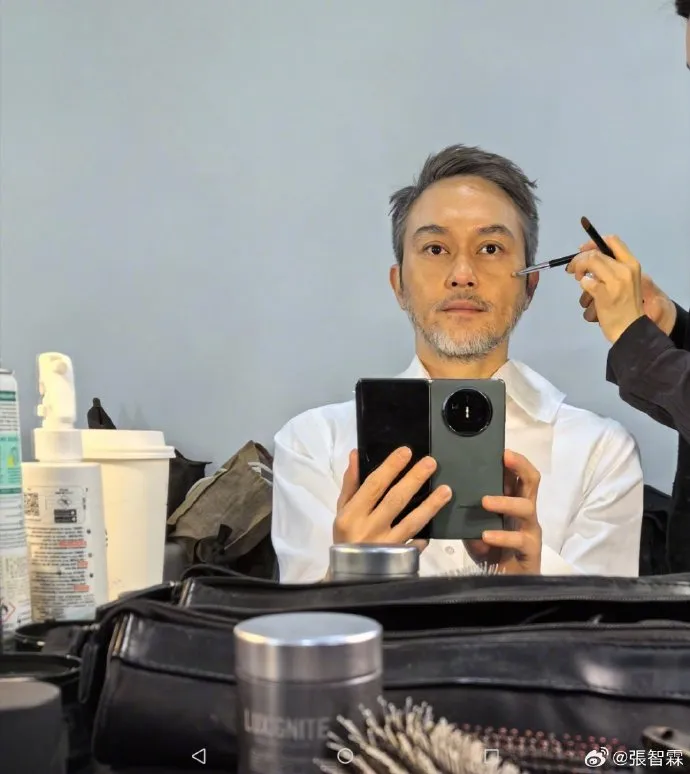 張智霖之前為戲扮滄桑，如今戲已殺青。翻攝張智霖微博