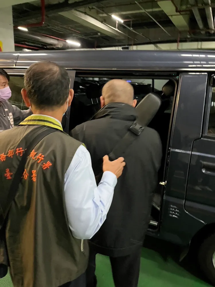 台南地院裁定准予管收，將人押至台南看守所。臺南分署提供