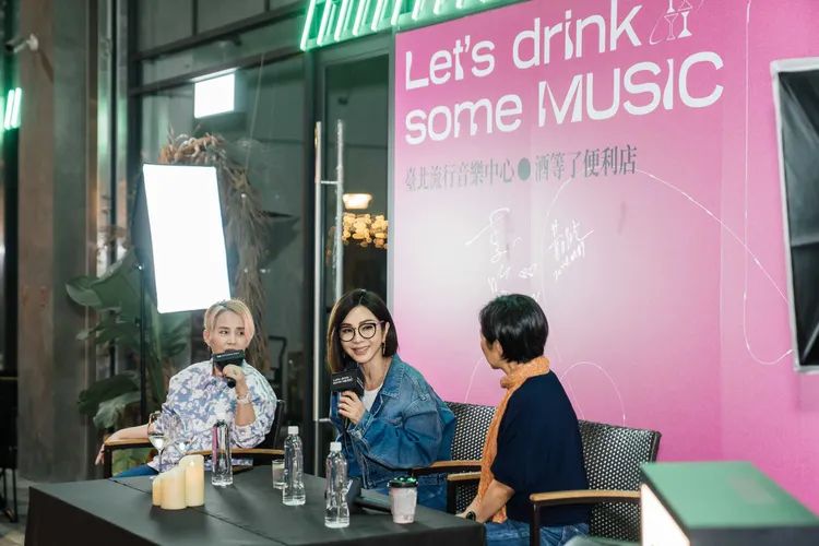 黃韻玲（右起）、陳美鳳、李明依3人現場暢聊笑料聲不斷。臺北流行音樂中心提供