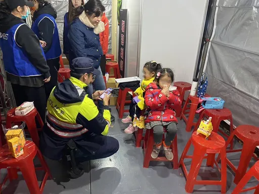 小姐妹逛桃園燈會走散好心慌  警察叔叔幫忙人海中找到媽媽