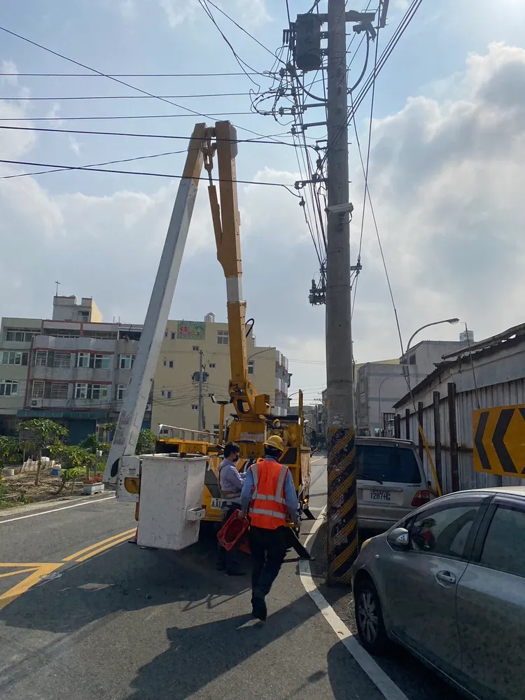 紀姓員工是在加裝線路開關時觸碰高壓電。民眾提供