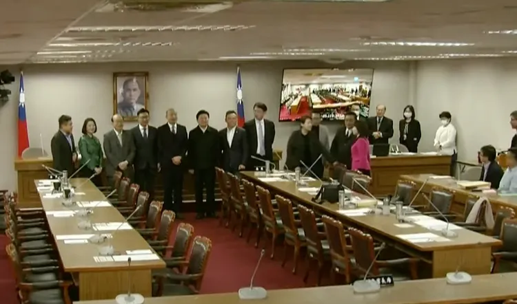 黃珊珊一度拉住陳昭姿想安撫。翻攝自國會頻道