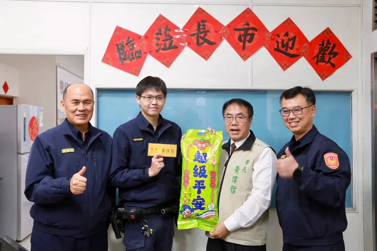 黃偉哲在局長、分局長陪同下向基層員警拜年。市府提供