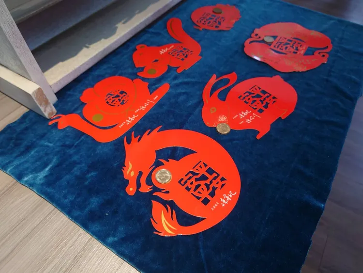 立委陳亭妃、市議員陳怡珍推出「龍有孕」錢母紅包。翻攝畫面