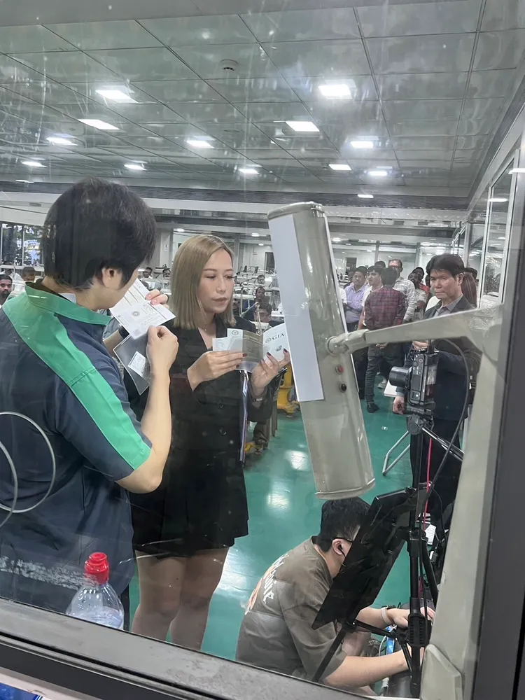 女星瑪菲司前進印度賣鑽石。HaloMavis國際連線提供