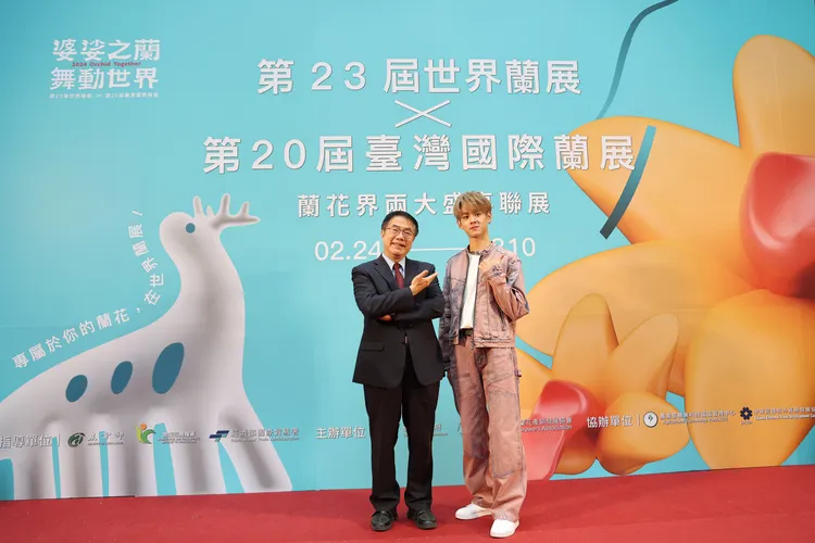 黃偉哲力邀遊客來台南旅遊，白天賞花、晚上賞燈。市府提供