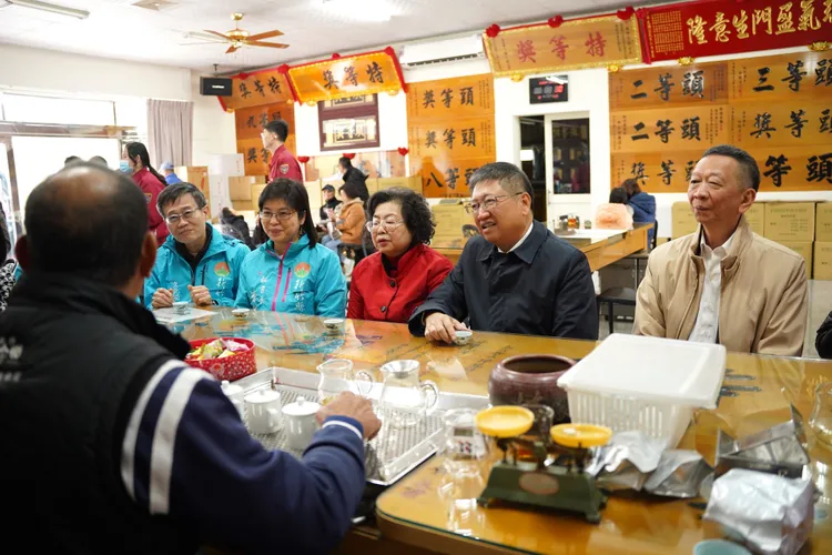 楊文科品嚐東方美人茶。新竹縣府提供