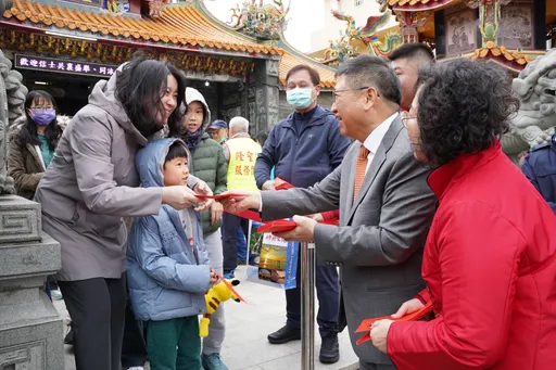 年初一楊文科走春祈福 不忘推廣家鄉觀光和美人茶