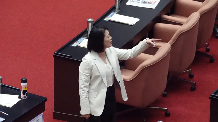 吳思瑤氣到不行，頻頻稱徐巧芯亂講。彭欣偉攝