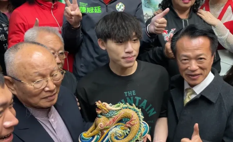 新港奉天宮董事長何達煌（左一）頒發藝術品「飛黃騰龖」給頭香得主陳睿禾（中）、嘉義縣長翁章梁（右一）。翻攝自記者爆料網