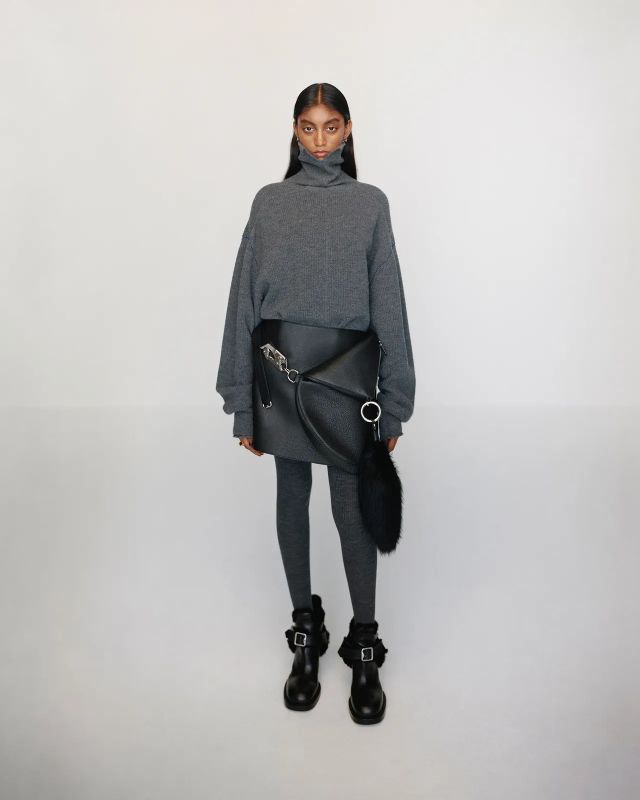 Knight骑士包重新解构成迷你裙。品牌提供