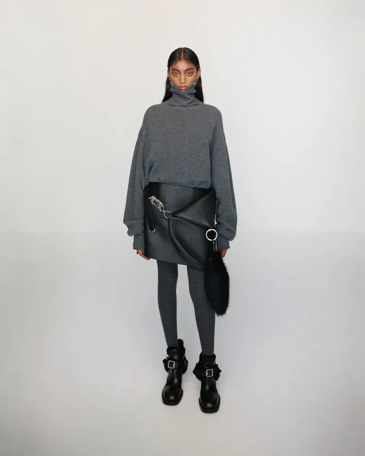 Knight騎士包重新解構成迷你裙。品牌提供