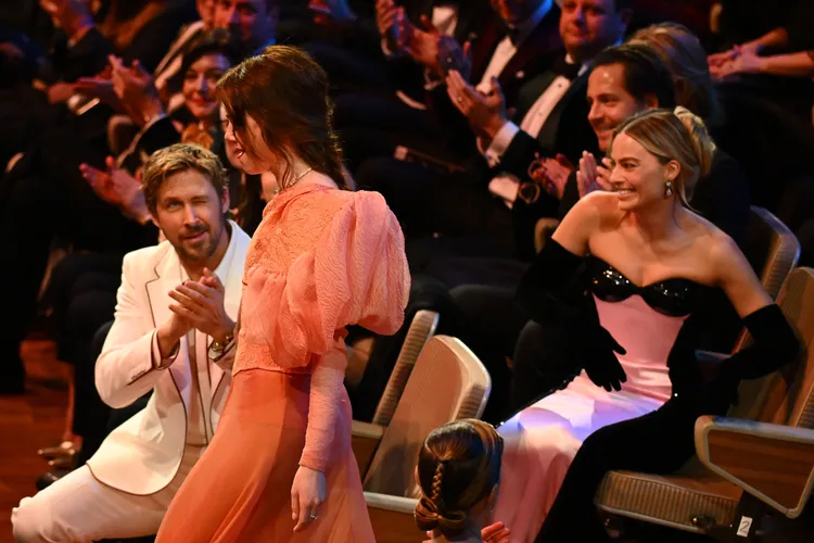 萊恩葛斯林（左）對上台領獎的「前女友」艾瑪史東拋媚眼。翻攝臉書