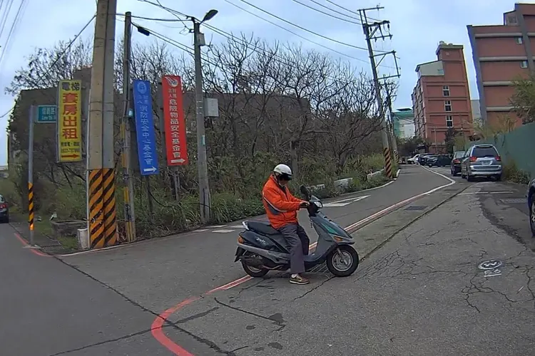 住在苗栗的葉姓老翁迷途桃園。大園警分局提供