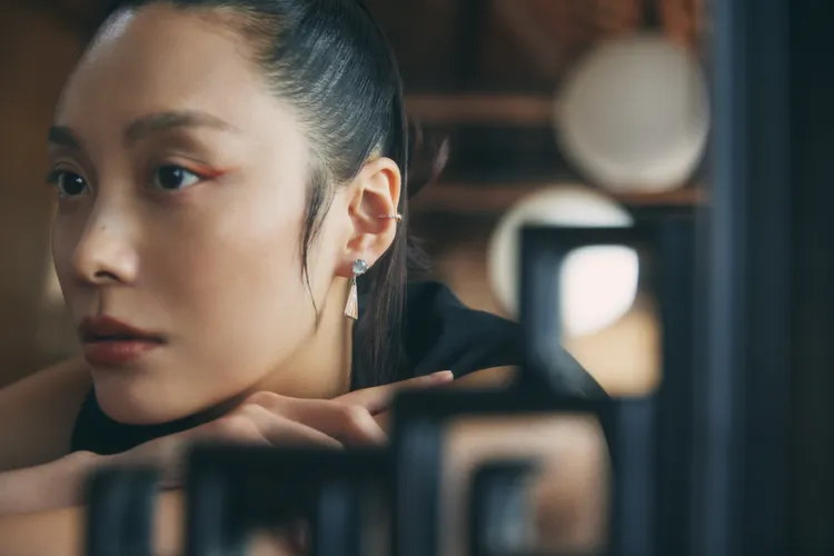 耳墜細膩刻劃出梅花在冬季末春季初綻放的美景。品牌提供