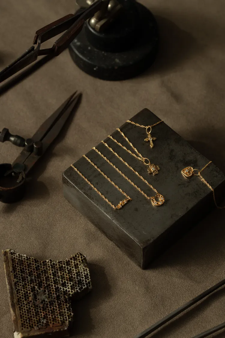 「守護系列」忠孝旗艦店限定項鍊。品牌提供