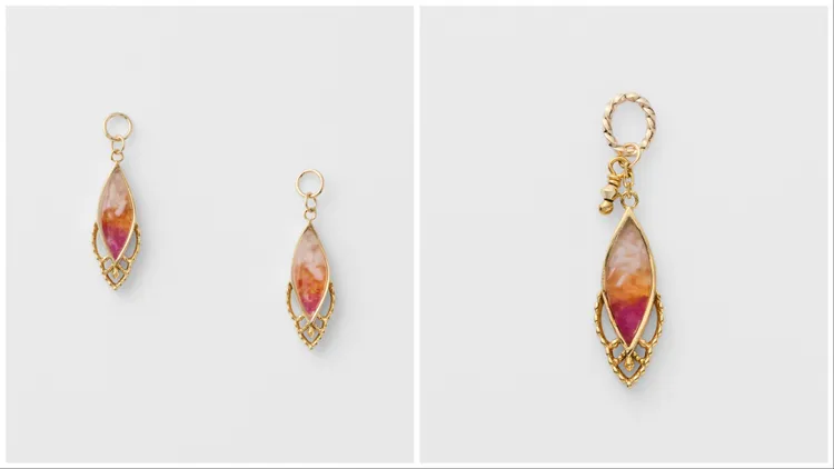 10K x 貝殼 x 紅玉髓 x 紅寶石Gerbera耳墜（左）8900元、10K x 貝殼 x 紅玉髓 x 紅寶石 Gerbera墜飾（右）6800元。品牌提供