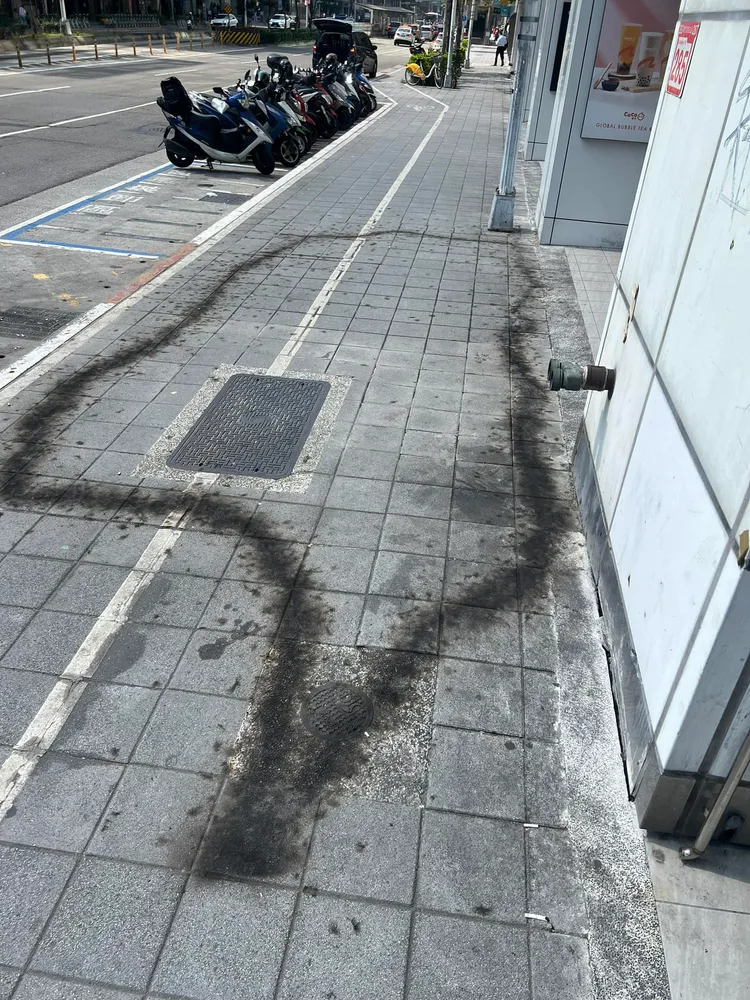 有人在路上看到開工燃放鞭炮在地面燒出的焦黑痕跡，認為很像台灣的輪廓，很有台味。翻攝自臉書「路上觀察學院」