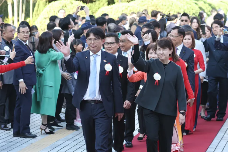 民眾黨團8成員共同步紅毯。彭欣偉攝