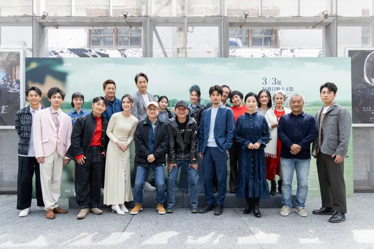 《鹽水大飯店》今(29)日舉辦首映記者會。導演鄭文堂、林志儒、演員張耀仁、吳子霏、蔡昌憲、黃迪揚、洪毓璟、方文琳、謝銘祐、許莉廷、喬湲媛、謝麗金、溫吉興、孫綻、黃鐙輝。公視台語台提供