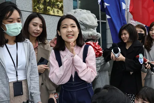 徐巧芯自嘲当傅崐萁倚天剑太短! 笑呵呵自称是「好折凳」