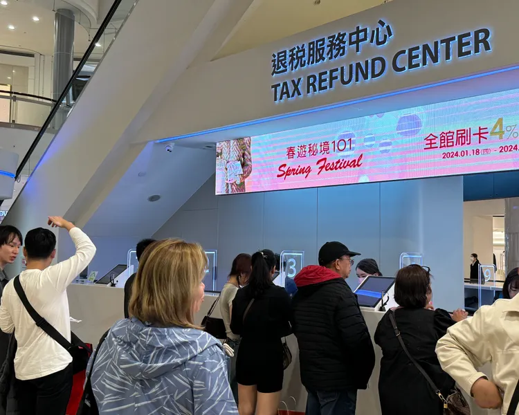 民眾不滿政府拿納稅錢給觀光客花，還可以讓他們退稅。彭欣偉攝