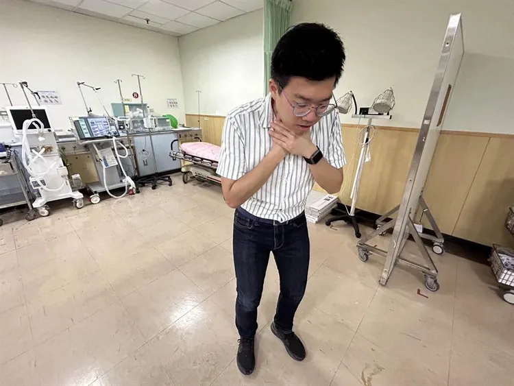 國際通用噎到求救手勢是兩手虎口交叉放在自己的下巴下面。衛福部嘉義醫院提供