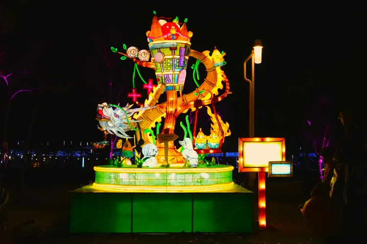 台中市29行政區均推出主題花燈，圖為太平區的「龍馬精神-光耀太平」。市府提供